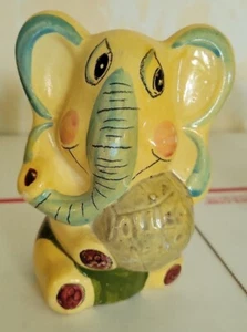 Elefante lindo de colección con banco de voleibol - Imagen 1 de 6