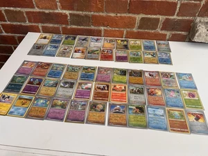 Paquete de cartas Pokémon todos los hologramas poco comunes/comunes x53 todo en fundas - Imagen 1 de 17