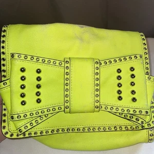 Bolso Bandolera Rebecca Minkoff Arco Tachonado Hombro Cartera Correa de Cadena Amarillo Neón - Imagen 1 de 15