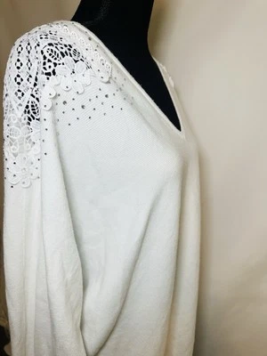 Suéter LIV Milano Blanco Estrás Floral Embellecido Cuello en V Para Mujer Plus 1X Foto 1 de 4