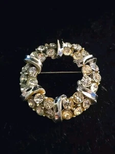 Rhinestone Round Pin Brooch Strass Crystal - Vintage - Signed CORA  silver-tone  - Picture 1 of 6