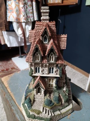 David Winter The House of Usher Haunted House Collection Original Box And COA - Image 1 of 4