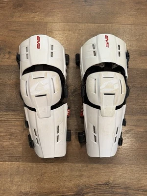 EVS RS9 Knee Braces - Large - Image 1 of 2