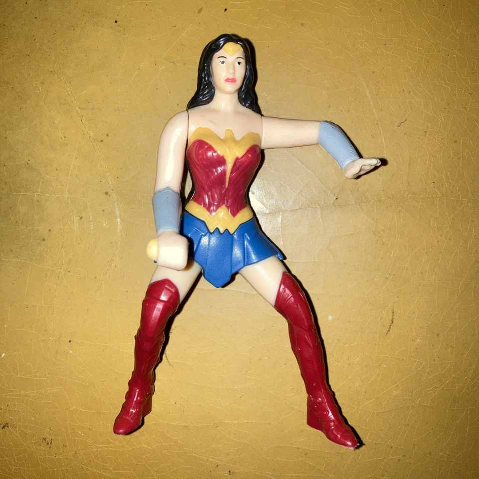 Figura de Mujer Maravilla con Brazo Mecánico DC Comics Figura De Colección  Foto 1 de 4