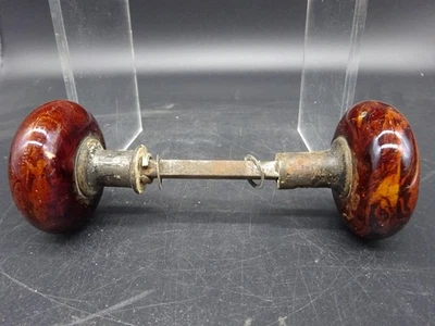 Пара антикварных коричневых фарфоровых дверных ручек в стиле Беннингтона с шпинделем - Изображение 1 из 4