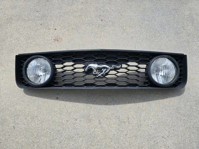 2005 - 2009 Ford Mustang GT Front Upper Grill w/ Fog Lights 6R33-8200-EAW - Image 1 of 4