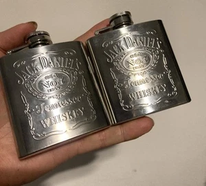 2x Jack Daniels Frasco de Cadera Acero Inoxidable 3oz Licencia Pequeño Bolsillo Tamaño - Imagen 1 de 5