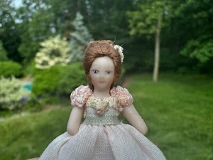 Casa de muñecas miniatura ~ Muñeca niña victoriana de porcelana Jo Anne Roberts artesanal 1984 - Imagen 1 de 12