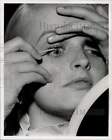 1971 Pressefoto Frau, die ihre falschen Wimpern repariert - lra71395