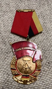 East Germany: Order of Red Banner of Labor “Banner der Arbeit“ medal - Picture 1 of 4