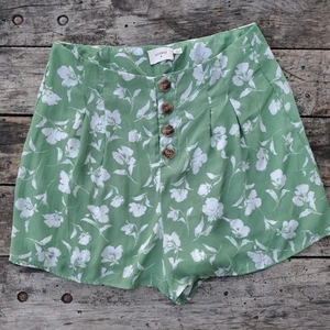Everly Green Floral Shorts Large Pleated Flower White Women's Casual - Picture 1 of 7