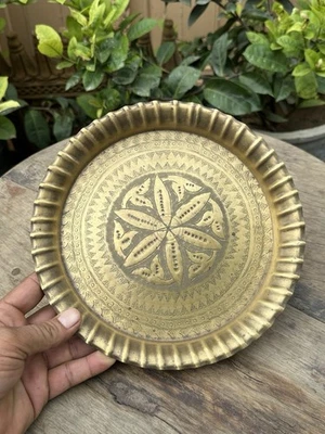 Bandeja Floral Antigua India Hecha a Mano Latón Repujado Plato Raro Años 1890’s Foto 1 de 4