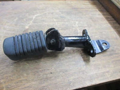 Kawasaki KE100 2000 estribo derecho y montaje Foto 1 de 3