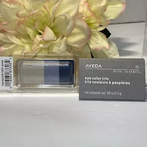 Aveda Petal Essence Eye Shadow Trio - 998 AZURE RAIN - Full Size Nuovo con scatola spedizione gratuita - Foto 1 di 1
