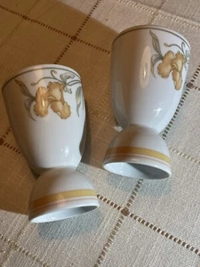 Zwei schöne Doppel - Eierbecher aus den 1960ern mit schlichtem Blütendesign  - Bild 1 von 6