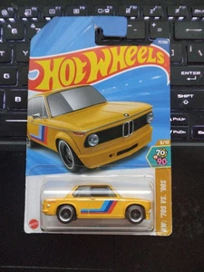 2025 Hot Wheels gelb BMW 2002 #77 HW: 70er vs. 90er 5/10 - Bild 1 von 2