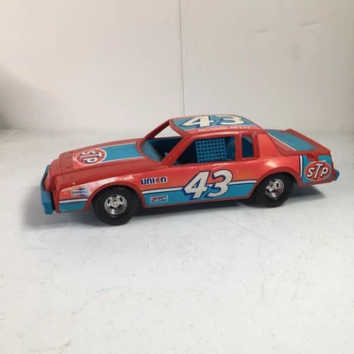 Винтажный гоночный автомобиль 1982 ERTL Richard Petty No43 STP Son of A Gun Pontiac 12 дюймов - Изображение 1 из 4
