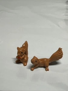 Vintage Menge 2 kleine Miniatur Kunststoff Eichhörnchen braun - Bild 1 von 15
