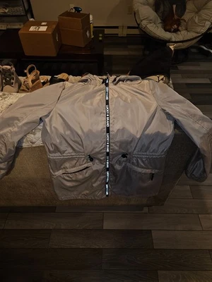 rompevientos Lucky Brand para mujer mediana con capucha cintura cinchada Foto 1 de 4