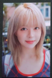 NMIXX Mixxpedia Pick Macau & Hong Kong 3rd Photobook LILY Photocard Official 09 - Bild 1 von 2