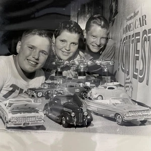 Model Classic Car Contest Midwest Smiling Kids 1960s Black White Photo 12x8 - Picture 1 of 14