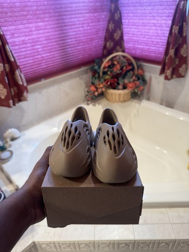 NUOVISSIMO Yeezy Foam Runner Mist GW1971 Taglia: 6K TAGLIA PRESCOLARE