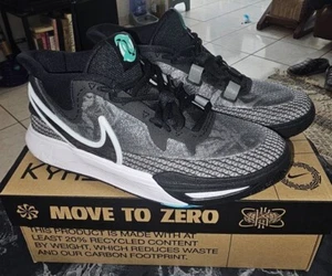 NIKE KYRIE 8 GO (GS) -Taglia 6 anni o Donna 8- DQ8076 -101-NUOVA CON SCATOLA. - Foto 1 di 8