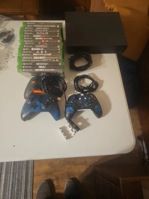Consola Microsoft Xbox One x 1TB con mando y cables de alimentación Foto 1 de 4