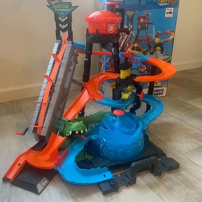 Mattel Hot Wheels Ultimate 2018 Gator Car Wash FTB67 Sensory Water Play Set - Image 1 of 4