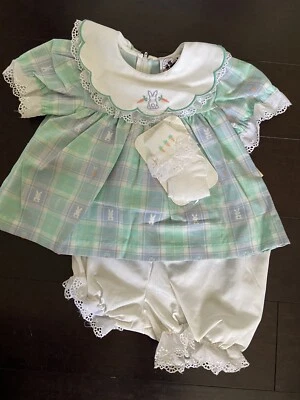 De Colección Tres Piezas Buen Lad Vestido Bloomers Calcetines Conejito de Pascua Azul Como Nuevo Encaje 6-9 M Foto 1 de 4