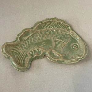 Hecho a mano Texturizado Cerámica Verde Esmaltado PLATO DE PESCADO Bandeja Plato Parte inferior de Encaje Firmado - Imagen 1 de 17