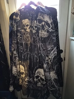 Черно-белый с капюшоном C loak с черепами он сделан из T A вредителей и с подкладкой - Изображение 1 из 2