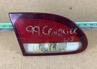 Conjunto de luces traseras interiores del lado del conductor trasero izquierdo Chevrolet Cavalier 1995-1999 Foto 1 de 4