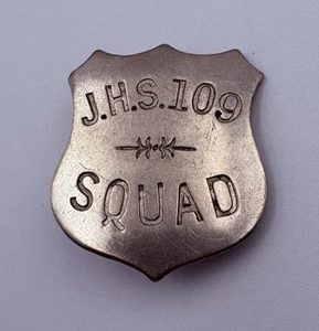 VINTAGE J.H.S. 109 "SQUAD" Metall Junior High School Safety Patrol Pin/Abzeichen - Bild 1 von 3