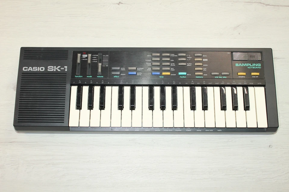 VINTAGE KEYBOARD SAMPLING "CASIO SK-1" PORTABLE 32 KEY WORKING JAPAN 1985 - Imagen 1 de 4