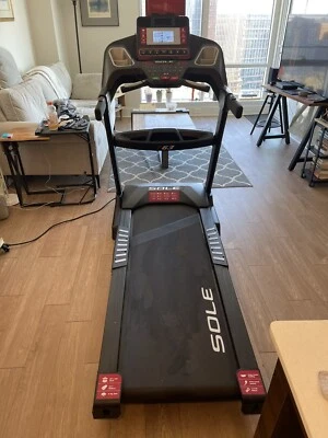 Sole Fitness F63 折叠跑步机 - 黑色。 状况良好。 — 第 1/4 张图片