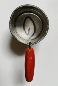 Vintage METALLSIEB mit ROTEM HOLZGRIFF - 2 Tassen Größe - (Made in USA) - Bild 1 von 10