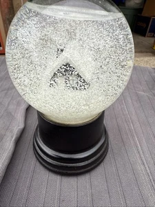 GLOBO DE NIEVE ORSON WELLES CITIZEN KANE - RÉPLICA DE UTILERÍA DE TAMAÑO COMPLETO - 5" X 3" - Imagen 1 de 7