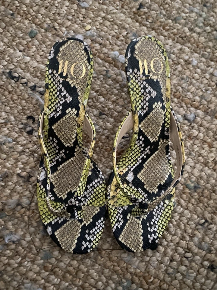 Jennifer Lopez 蛇纹印花凉鞋黄色和黑色 10 米/42 — 第 1/4 张图片