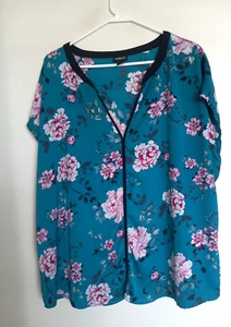 Top túnica TORRID "2" 2X verde rosa floral manga corta dobladillo alto - Imagen 1 de 3