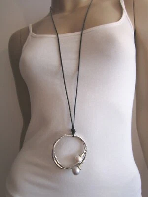 Modekette Damen Hals Kette Leder Lagenlook lang Silber Schwarz Weiss Grau Perle  - Bild 1 von 4
