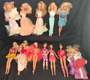 Lot de 12 poupées Barbie Mattel et vêtements états divers poupées mannequins - Foto 1 di 16