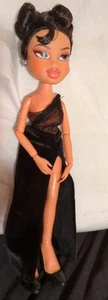Gören Puppe Kylie Jenner 2001 MGA mit schwarzem Abendkleid bewegliche Hände, Arme  - Bild 1 von 6