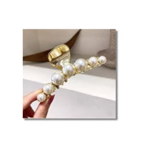 Garra de pelo dorada con cuentas de perlas de imitación - Horquilla de agarre fuerte para un peinado elegante - Imagen 1 de 4