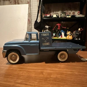STRUCTO FARMS FLAT BED TRUCK - ALL ORIGINAL PAINT - GOOD CONDITION - Picture 1 of 9