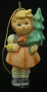 1997 Goebel Hummel Weihnachtsschmuck Mädchen mit Tannenbaum #239/D/O 3 Zoll - Bild 1 von 7