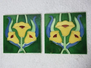 Pair of Matching Majolica Tiles - Rich Jewel Green with Stylised Yellow Flowers - Bild 1 von 10