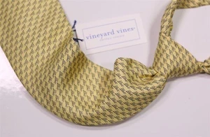Corbata Vinevard Vines Ball Corporation con logotipo de seda amarilla nueva - Imagen 1 de 6