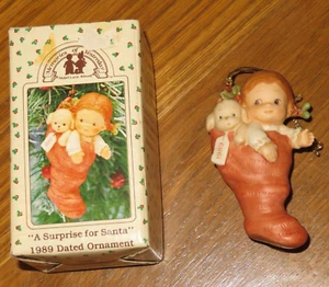 ENESCO A Surprise for Babbo Natale RICORDI DI IERI Porcellana BAMBINA CUCCIOLO Ornamento - Foto 1 di 5