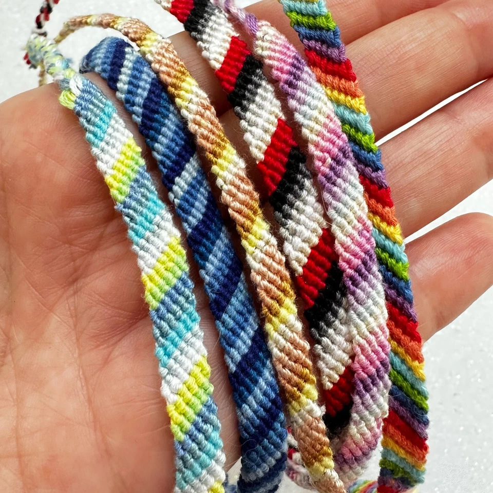 Bracciali dell'amicizia realizzati a mano tecnica macramè - Immagine 1 di 4